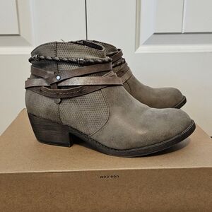 Stylish Gray Ankle Boots (Used)